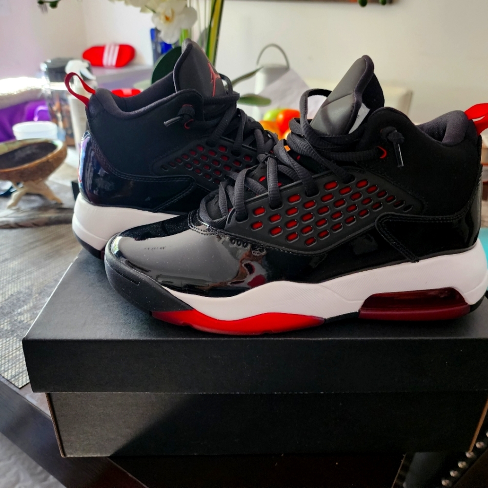 Jordan Maxin 200 Size 5.5 Big Kids